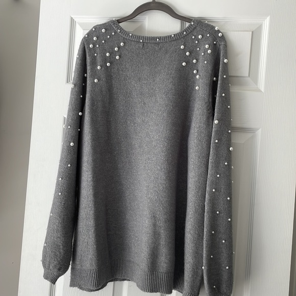 Woman’s 22/24, gray sweater with pearl accents - Picture 5 of 5